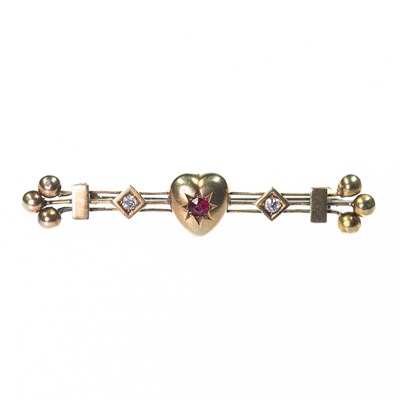 Lot 46 - A VICTORIAN GARNET-TOPPED DOUBLET AND DIAMOND HEART BAR BROOCH