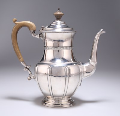Lot 371 - A GEORGE V SILVER COFFEE POT