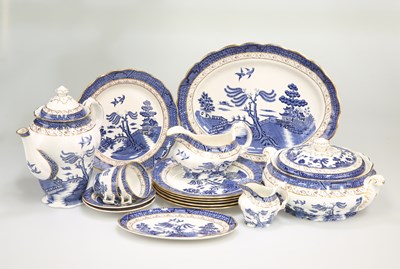 Lot 113 - A ROYAL DOULTON 'BOOTHS REAL OLD WILLOW' PATTERN DINNER SERVICE