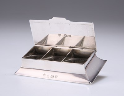 Lot 302 - AN EDWARDIAN SILVER TRIPLE STAMP CASE