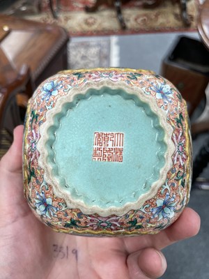 Lot 97 - A CHINESE FAMILLE ROSE VASE, 19TH CENTURY