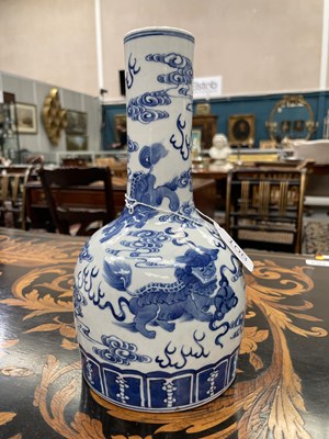 Lot 75 - A CHINESE BLUE AND WHITE MALLET FORM VASE, QING DYNASTY, 18TH/19TH CENTURY