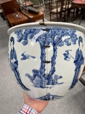 Lot 122 - A CHINESE BLUE AND WHITE JARDINIÈRE, KANGXI PERIOD