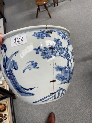 Lot 122 - A CHINESE BLUE AND WHITE JARDINIÈRE, KANGXI PERIOD