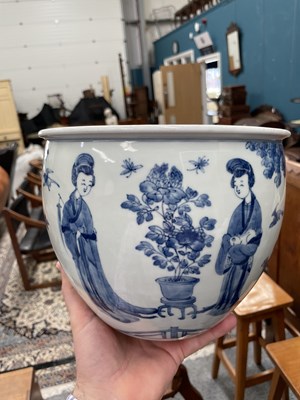 Lot 122 - A CHINESE BLUE AND WHITE JARDINIÈRE, KANGXI PERIOD