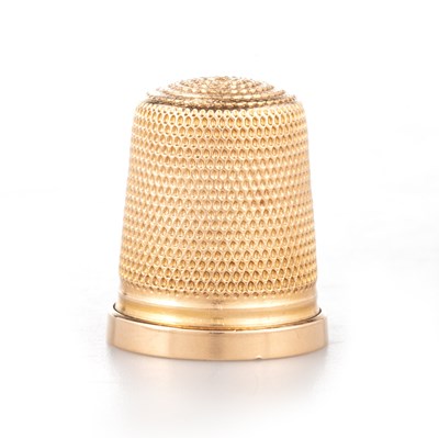 Lot 505 - A 15 CARAT GOLD THIMBLE