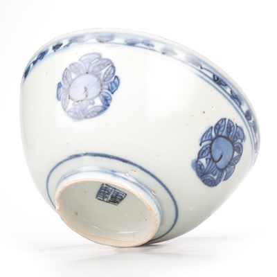 Lot 120 - A CHINESE BLUE AND WHITE MEDALLION BOWL, WANLI (1572-1620)