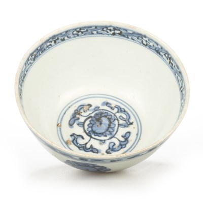 Lot 120 - A CHINESE BLUE AND WHITE MEDALLION BOWL, WANLI (1572-1620)