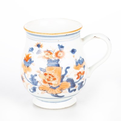 Lot 79 - AN 18TH CENTURY CHINESE IMARI PORCELAIN MUG