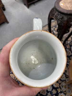 Lot 79 - AN 18TH CENTURY CHINESE IMARI PORCELAIN MUG