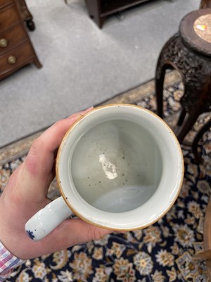 Lot 79 - AN 18TH CENTURY CHINESE IMARI PORCELAIN MUG