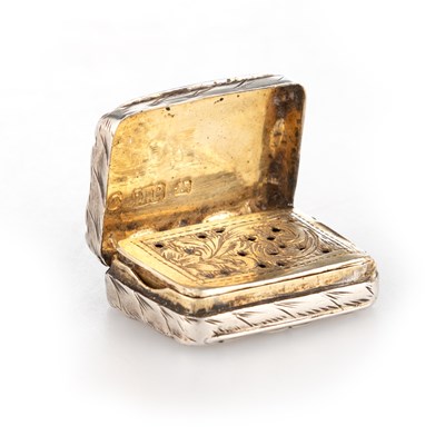 Lot 228 - A VICTORIAN SILVER VINAIGRETTE