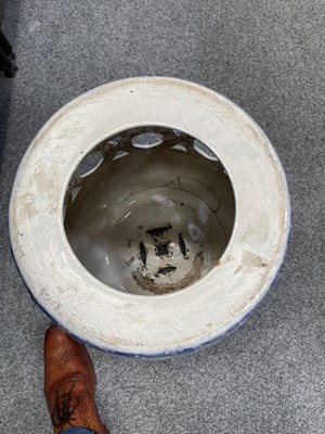 Lot 51 - A 19TH CENTURY BLUE TRANSFER-PRINTED POTTERY GARDEN SEAT