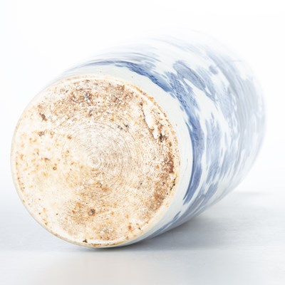 Lot 91 - A CHINESE BLUE AND WHITE PORCELAIN SLEEVE VASE, LATE 17TH CENTURY