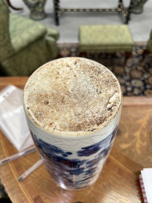 Lot 91 - A CHINESE BLUE AND WHITE PORCELAIN SLEEVE VASE, LATE 17TH CENTURY