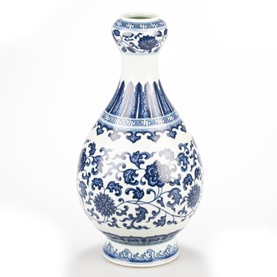 Lot 92 - A CHINESE BLUE AND WHITE BULB NECK VASE