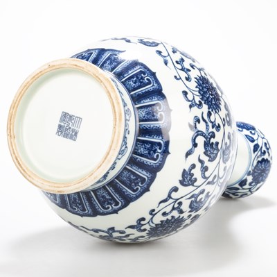 Lot 92 - A CHINESE BLUE AND WHITE BULB NECK VASE