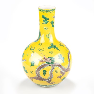 Lot 127 - A CHINESE PORCELAIN YELLOW-GROUND DOUCAI-TYPE VASE, TIANQUIPING
