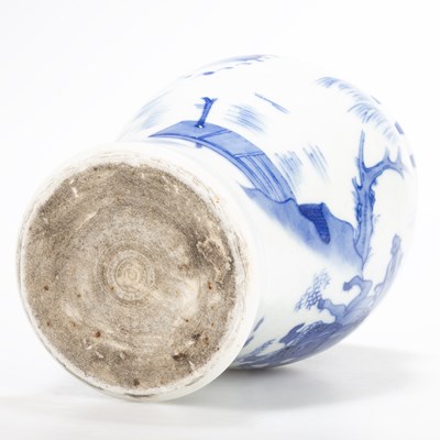 Lot 99 - A CHINESE BLUE AND WHITE PORCELAIN JAR AND COVER, KANGXI PERIOD (1665-1722)