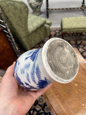 Lot 99 - A CHINESE BLUE AND WHITE PORCELAIN JAR AND COVER, KANGXI PERIOD (1665-1722)