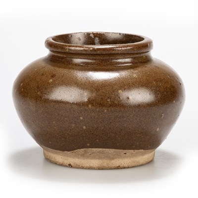 Lot 102 - A CHINESE CELADON JAR, MING DYNASTY