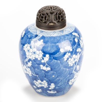 Lot 95 - A PAIR OF CHINESE BLUE AND WHITE GINGER JARS, QING DYNASTY