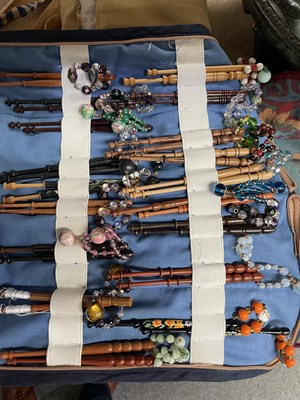 Lot 24 - A LARGE COLLECTION OF APPROXIMATELY 350 LACE BOBBINS