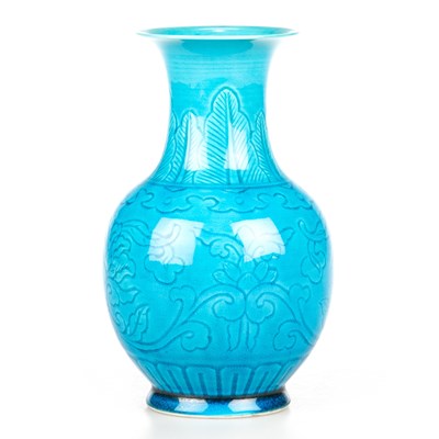 Lot 114 - A CHINESE TURQUOISE GLAZED SGRAFFITO DECORATED VASE