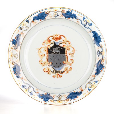 Lot 74 - A CHINESE ARMORIAL PORCELAIN DISH, KANGXI, CIRCA 1720