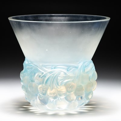 Lot 47 - RENÉ LALIQUE (FRENCH, 1860-1945), A 'CERISES' VASE, DESIGNED 1930
