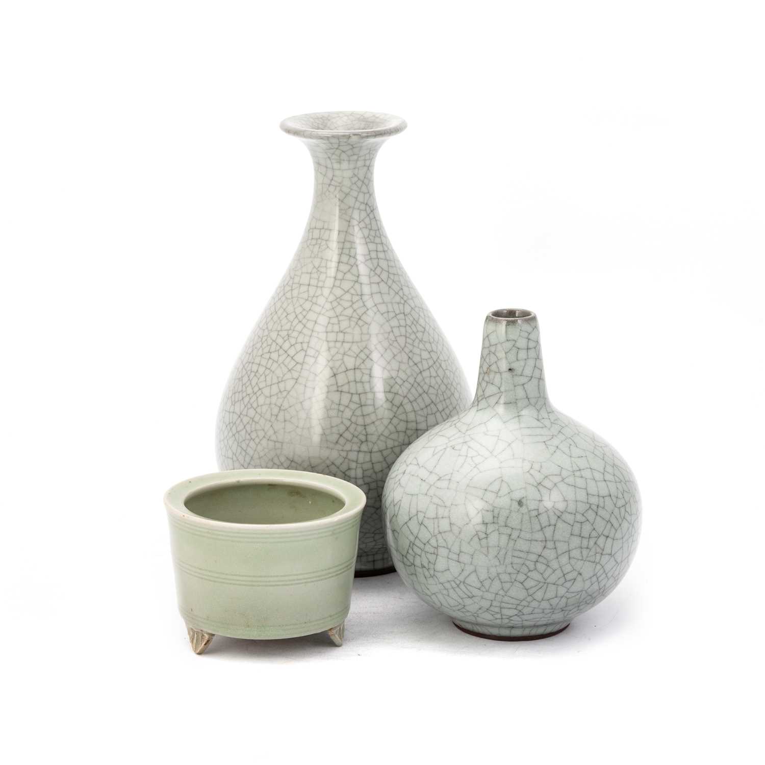 Lot 122 - A CHINESE GE-TYPE VASE, YUHUCHUNPING; A SMALL CHINESE CELADON CENSER AND A CHINESE CELADON VASE