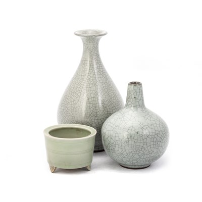 Lot 122 - A CHINESE GE-TYPE VASE, YUHUCHUNPING; A SMALL CHINESE CELADON CENSER AND A CHINESE CELADON VASE