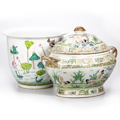 Lot 100 - A CHINESE EXPORT FAMILLE VERTE 'CHICKENS' TUREEN AND COVER, 19TH CENTURY