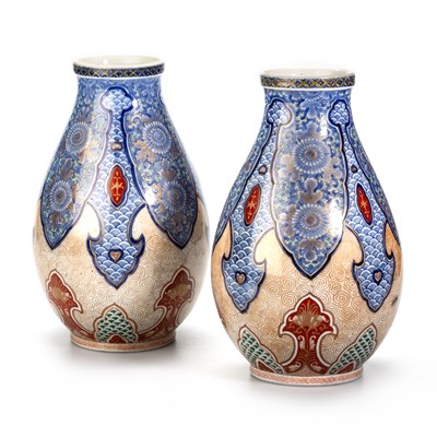 Lot 128 - A PAIR OF JAPANESE IMARI VASES, MEIJI/TAISHO PERIOD