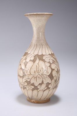 Lot 124 - A CHINESE CIZHOU-TYPE SGRAFFITO DECORATED VASE, YUHUCHUNPING
