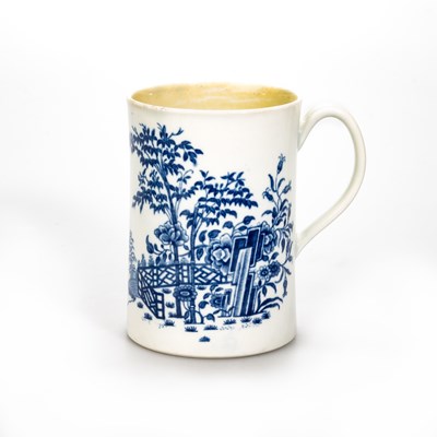 Lot 46 - A WORCESTER MUG, CIRCA 1760-70