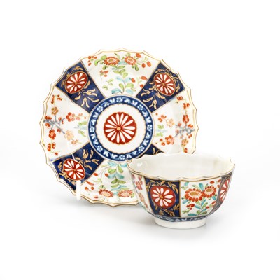 Lot 58 - A FACTORY DECORATED WORCESTER TEA BOWL AND SAUCER, CIRCA 1770