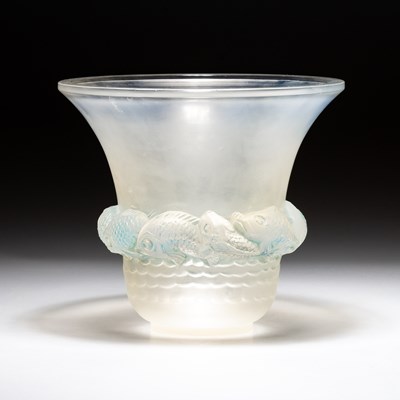 Lot 25 - RENÉ LALIQUE (FRENCH, 1860-1945), 'PIRIAC', A VASE, DESIGNED 1930