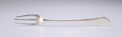 Lot 416 - A WILLIAM III SILVER DOG-NOSE THREE-PRONG FORK