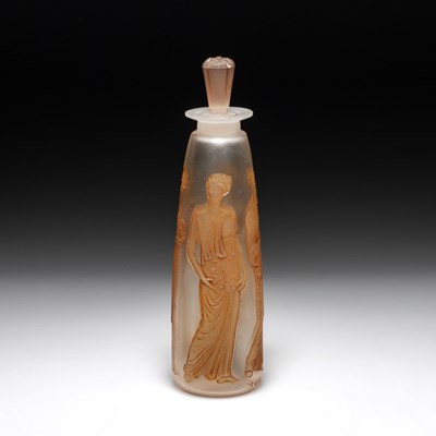 Lot 24 - RENÉ LALIQUE (FRENCH, 1860-1945), AN 'AMBRE ANTIQUE' PERFUME BOTTLE AND STOPPER, DESIGNED 1910