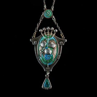 Lot 592 - CHARLES HORNER: AN ARTS AND CRAFTS SILVER AND ENAMEL PENDANT NECKLACE