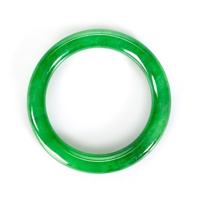 Lot 169 - A CHINESE POLISHED JADE BANGLE