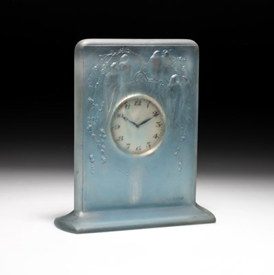 Lot 26 - RENÉ LALIQUE (FRENCH, 1860-1945), 'SIX HIRONDELLES PERCHÉES', A CLOCK, DESIGNED 1920