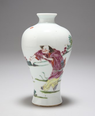Lot 109 - A SMALL CHINESE FAMILLE ROSE MEIPING, KANGXI/ YONGZHENG PERIOD