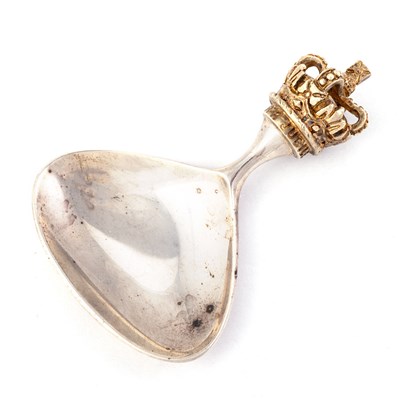 Lot 302 - STUART DEVLIN: A SILVER AND SILVER-GILT CADDY SPOON