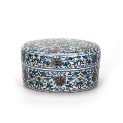 Lot 99 - A CHINESE DOUCAI CIRCULAR BOX AND COVER
