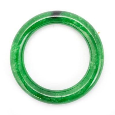 Lot 243 - A CHINESE JADE BANGLE