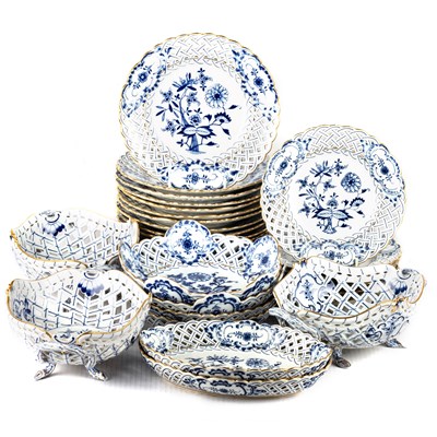 Lot 95 - A MEISSEN 'ONION' PATTERN DESSERT SERVICE, LATE 19TH/ EARLY 20TH CENTURY