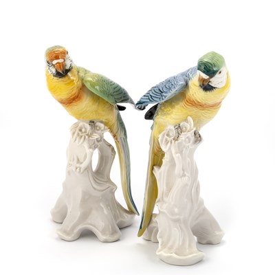 Lot 66 - A PAIR OF GERMAN PORCELAIN MODELS OF PARROTS, KARL ENS, 20TH CENTURY
