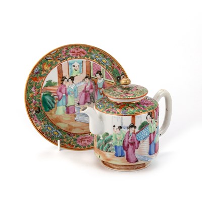 Lot 134 - A CANTONESE FAMILLE ROSE TEAPOT, 19TH CENTURY
